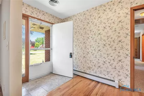404 E Perry St, Walbridge, OH 43465 photo 6