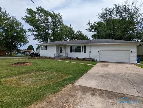 5935 Clover Ln, Walbridge, OH 43465 photo 2