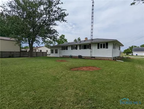 5935 Clover Ln, Walbridge, OH 43465 photo 3