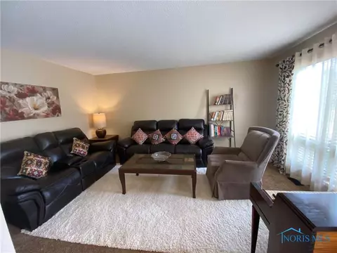 3725 Farmbrook Dr, Sylvania, OH 43560 photo 2