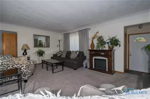 2838 E Sullivan Dr, Toledo, OH 43613 photo 3