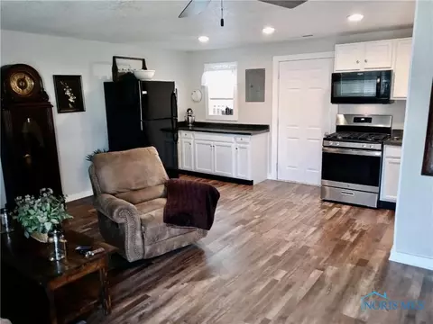 123 E Perry St, Bryan, OH 43506 photo 8
