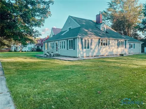 239 W Maple St, Deshler, OH 43516 photo 2