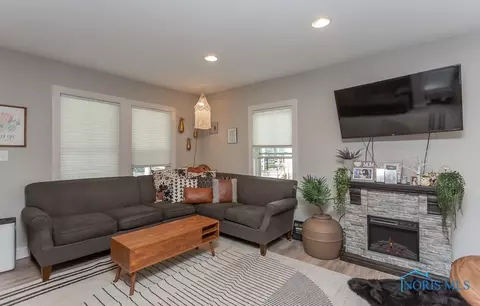 223 E Dudley St, Maumee, OH 43537 photo 4