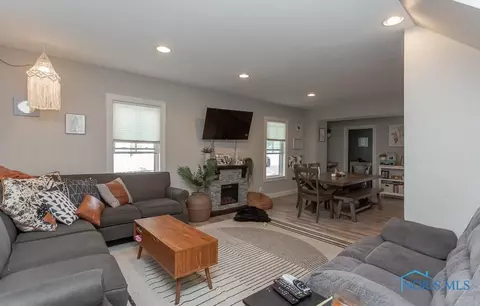 223 E Dudley St, Maumee, OH 43537 photo 3