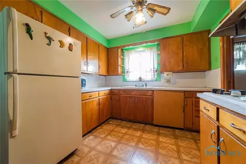 320 Ormond Dr, Toledo, OH 43608 photo 9