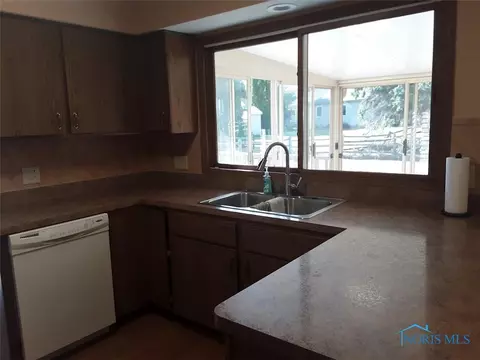 3741 Farmbrook Dr, Sylvania, OH 43560 photo 3