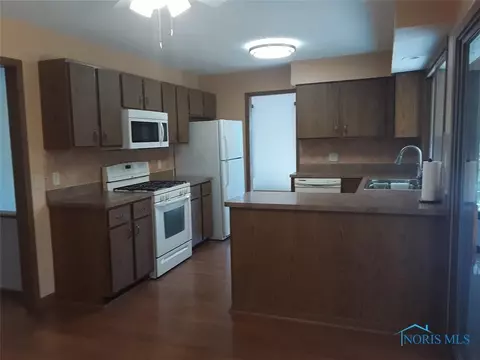 3741 Farmbrook Dr, Sylvania, OH 43560 photo 2