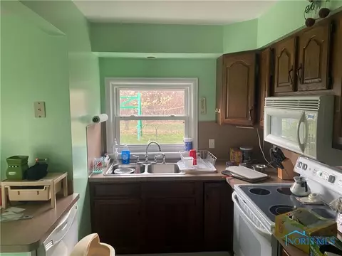 5855 Bryan Rd, Oregon, OH 43616 photo 3