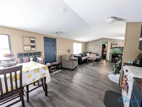 111 E Strong St, Wayne, OH 43466 photo 3