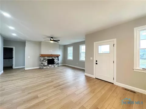 129 Caleb St, Clyde, OH 43410 photo 2