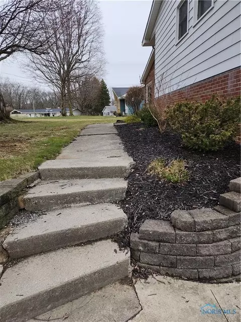 631 Riverview Dr, Upper Sandusky, OH 43351 photo 2