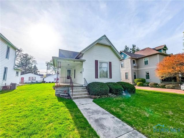 923 N Main St, Fostoria, OH 44830