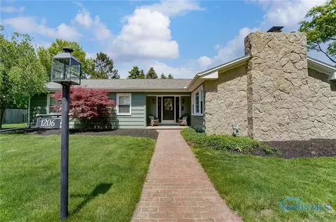 1206 Roosevelt Rd, Fostoria, OH 44830