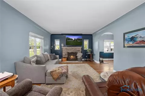 28223 E Broadway St, Walbridge, OH 43465 photo 7