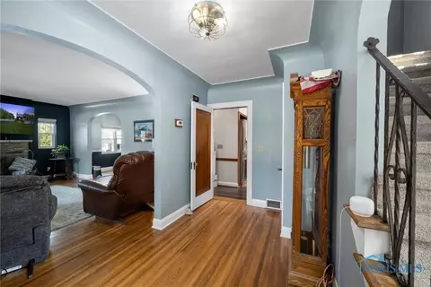 28223 E Broadway St, Walbridge, OH 43465 photo 6