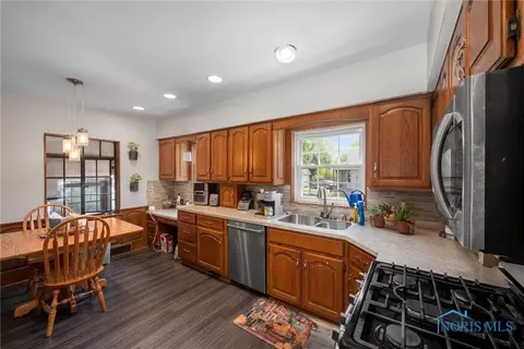 28223 E Broadway St, Walbridge, OH 43465 photo 12