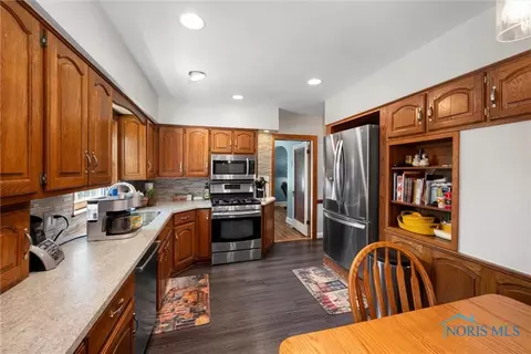 28223 E Broadway St, Walbridge, OH 43465 photo 13
