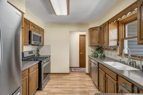 1038 Scribner St, Maumee, OH 43537 photo 8