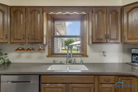 1038 Scribner St, Maumee, OH 43537 photo 9