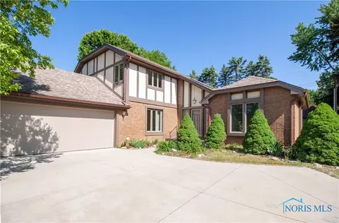 4532 Flanders Hill Ct, Toledo, OH 43623