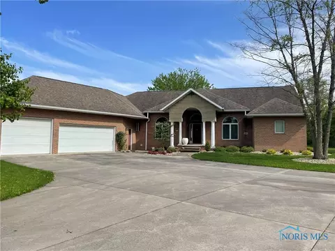 1407 Brookside Dr, Fostoria, OH 44830