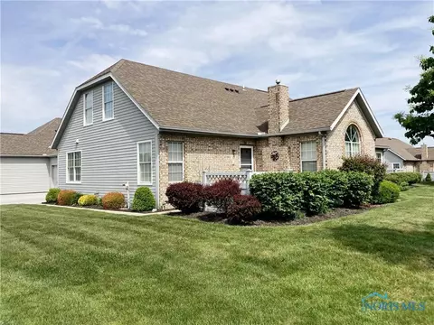 125 Stonegate Blvd, Bowling Green, OH 43402