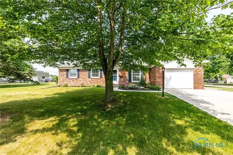 1712 Crestwood Dr, Defiance, OH 43512