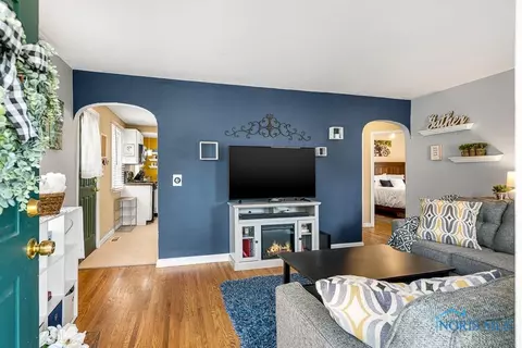 805 Wall St, Maumee, OH 43537 photo 3