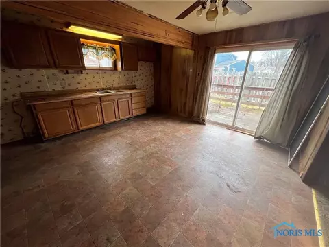 5859 Willacker Rd, Oregon, OH 43616 photo 4