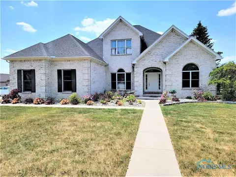 520 Pine Valley Dr, Bowling Green, OH 43402