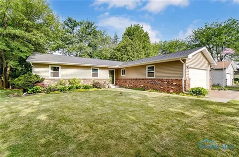 717 N Wintergarden Rd, Bowling Green, OH 43402