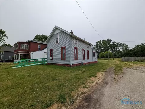 227 W Crocker St, Fostoria, OH 44830