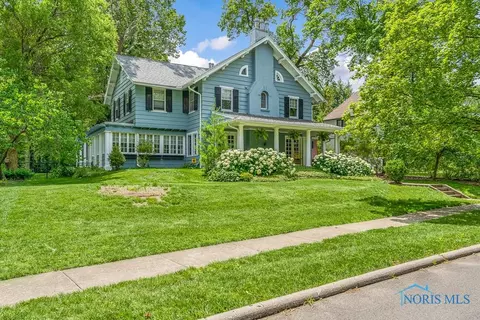 74 Canterbury Ct, Ottawa Hills, OH 43606