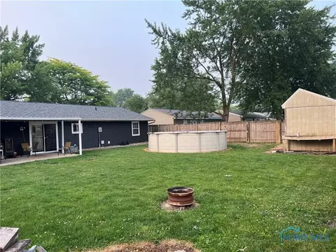 1124 Colonial Ln, Bryan, OH 43506 photo 4