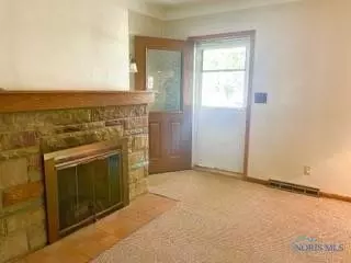 304 E Perry St, Walbridge, OH 43465 photo 3