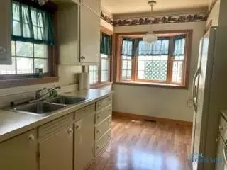 304 E Perry St, Walbridge, OH 43465 photo 8