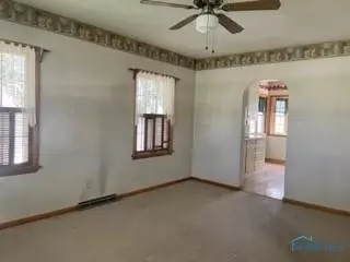 304 E Perry St, Walbridge, OH 43465 photo 5
