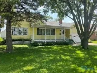 304 E Perry St, Walbridge, OH 43465 photo 2