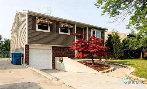 7310 Starcrest Rd, Perrysburg, OH 43551
