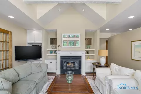 310 E Harrison St, Maumee, OH 43537 photo 4