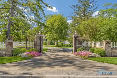 28683 E River Rd, Perrysburg, OH 43551