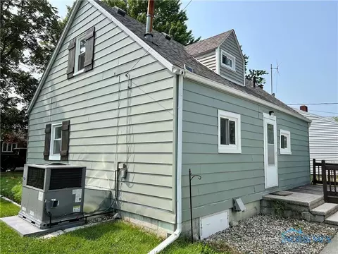 809 Cherry St, Genoa, OH 43430 photo 4