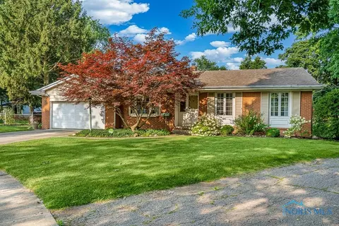 1042 Eastbrook Dr, Perrysburg, OH 43551
