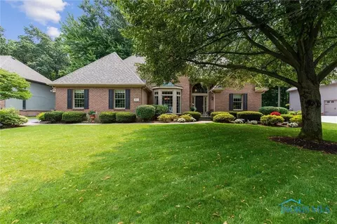 9011 Royal Oak Dr, Holland, OH 43528