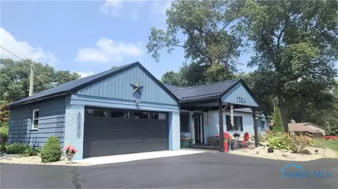 1304 Sand Ridge Rd, Bowling Green, OH 43402