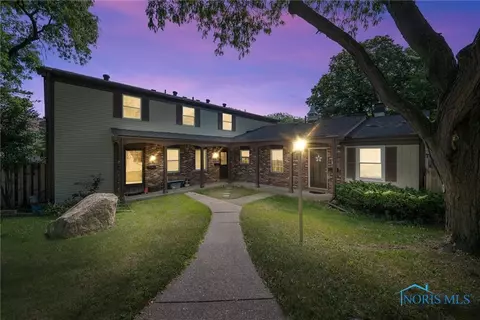 12 Meadowbrook Dr, Perrysburg, OH 43551