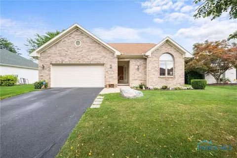 433 Georgetown Dr, Oregon, OH 43616
