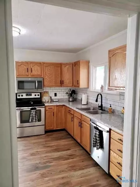 411 W Maple St, Deshler, OH 43516 photo 2