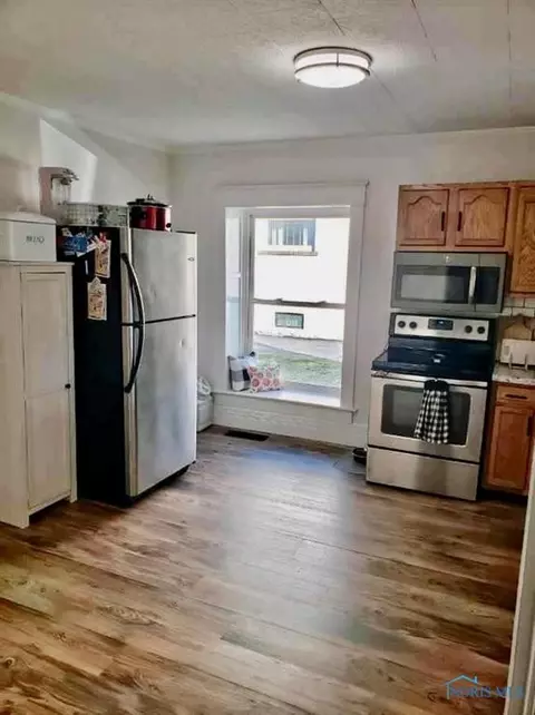 411 W Maple St, Deshler, OH 43516 photo 4